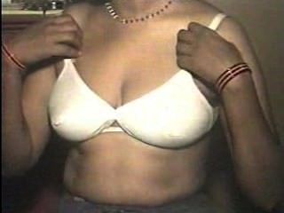 Tamil Housewife Showing Her Beautiful Breasts